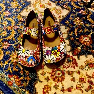 Great condition only wore a few times great 4 stylists or nurse floral rare😊